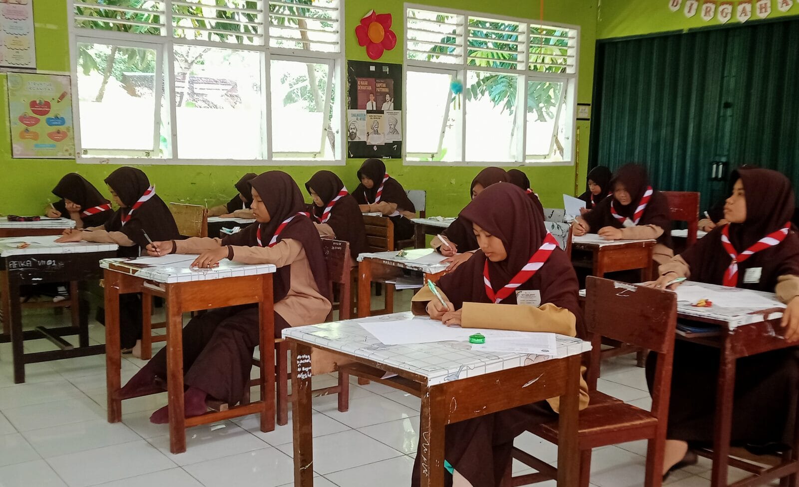 Hari Pertama, Seluruh Santri SMP IT Darul Hikmah Pasbar Antusias Ikuti Ujian Sumatif Akhir Semester Ganjil 2025/2026