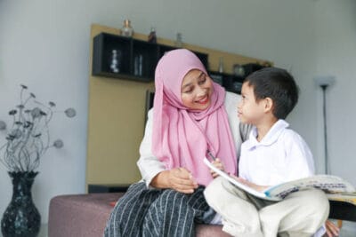 Pelukan yang Terlambat: Saat Ibu Menyadari Ada Hari yang Tak Bisa Diulang