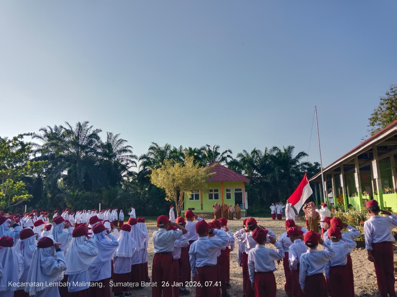 Kepala SD IT Darul Hikmah sampaikan amanat tentang cara meraih keberkahan menuntut ilmu