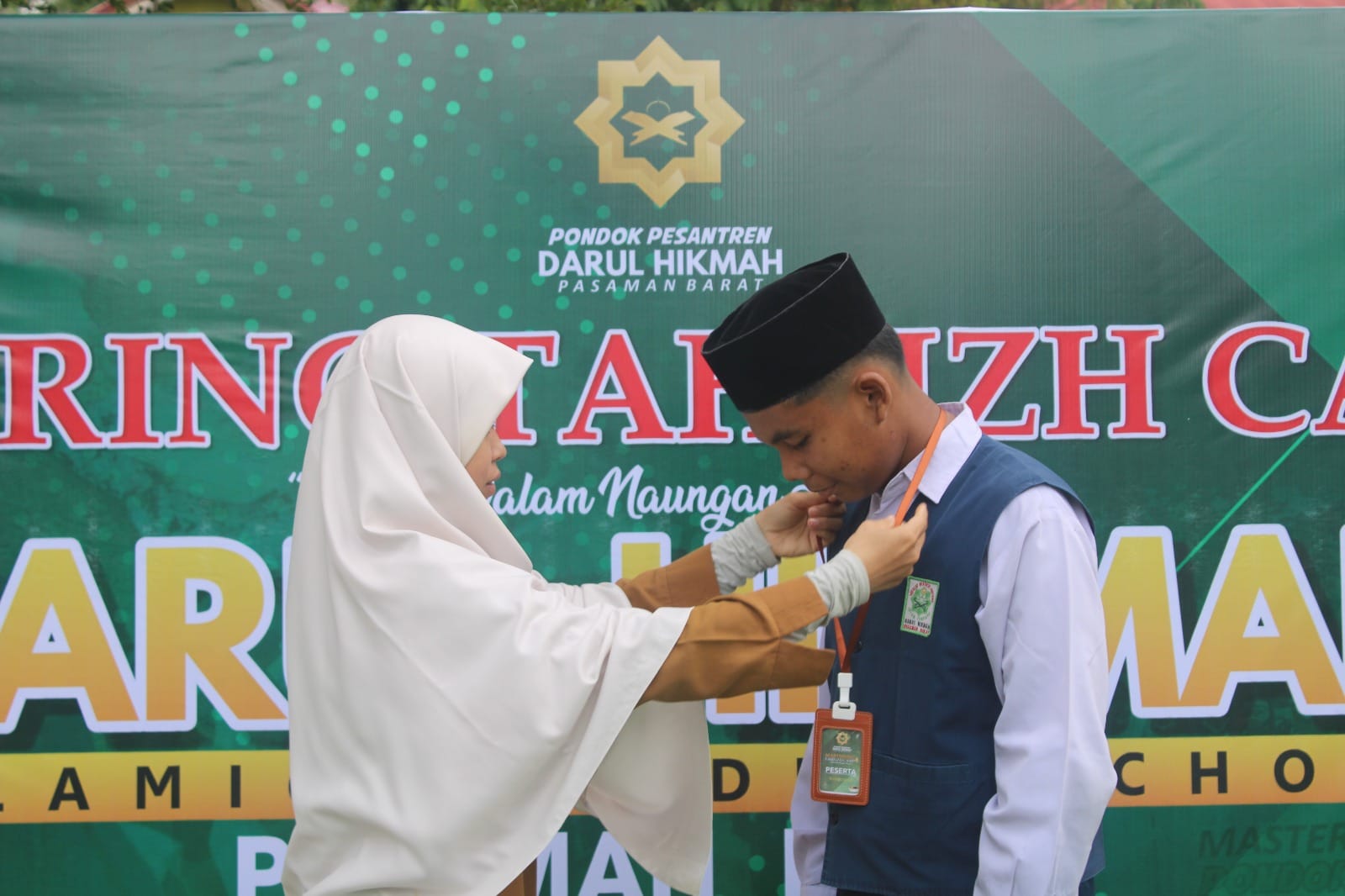 SMP IT Darul Hikmah Gelar Upacara Bendera Sekaligus Pelepasan 39 Santri Ikuti MTC ke 4 di Padang Panjang