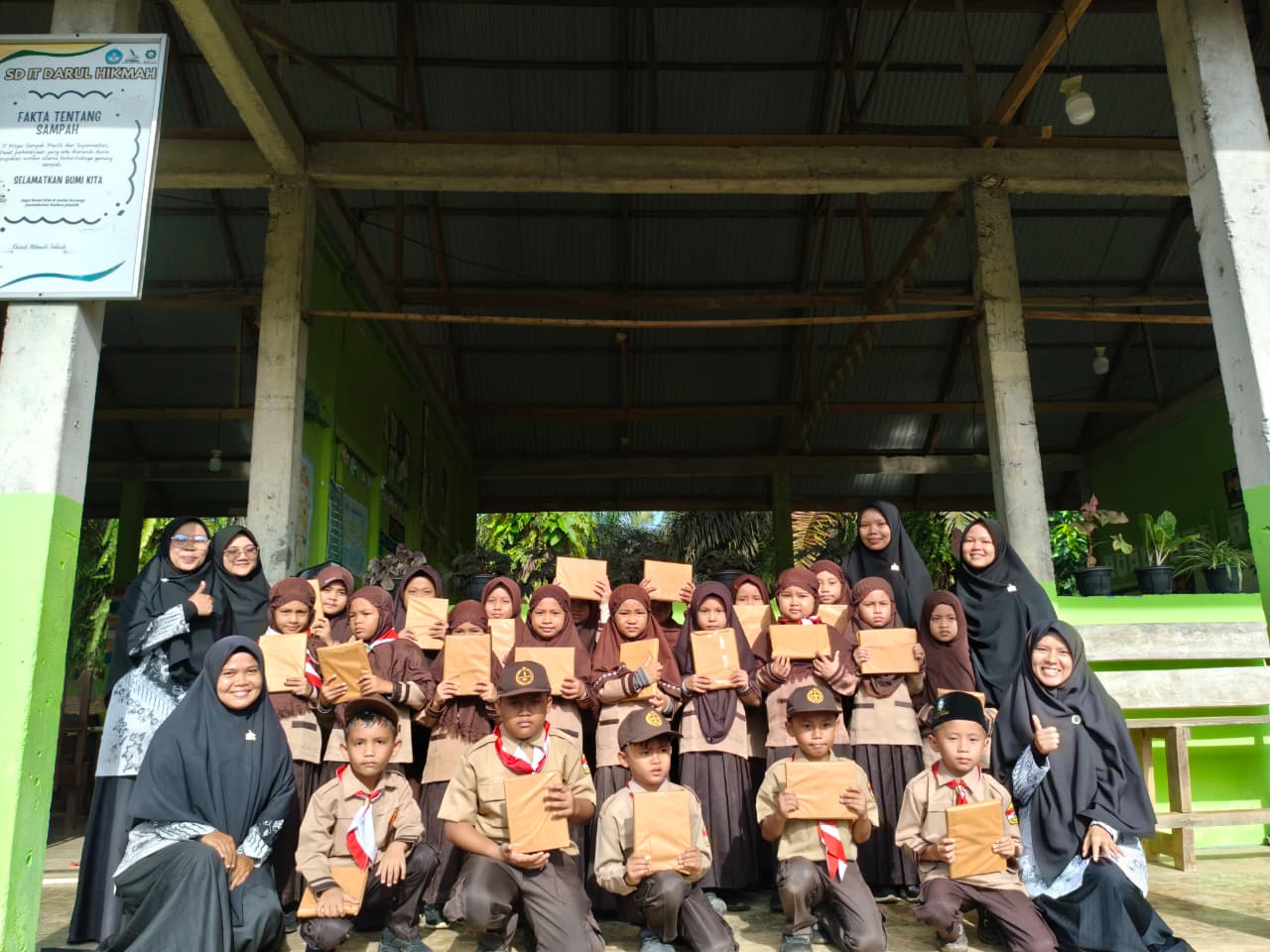 SD IT Darul Hikmah Berikan Penghargaan Kepada Para Siswa Berhasil Tuntaskan Amalan Selama di Bulan Ramadhan 1447 Hijriah