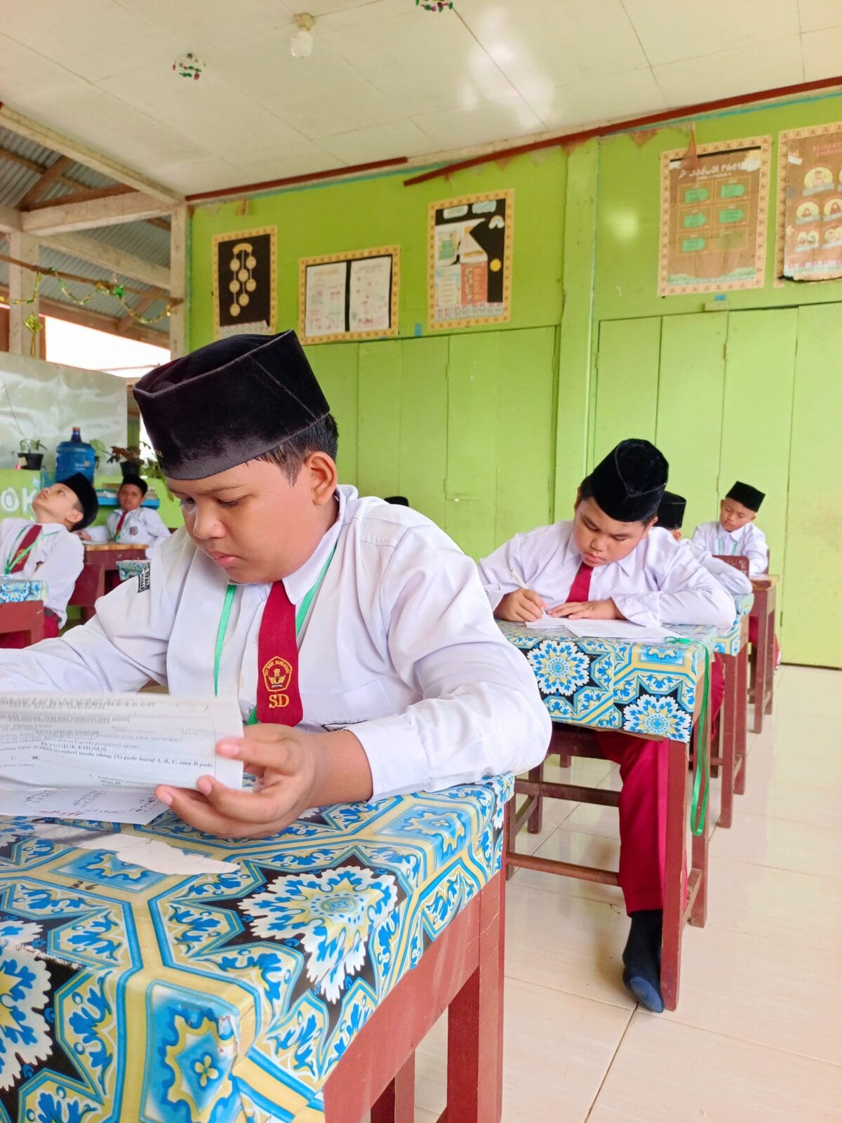Seluruh Siswa Kelas 6 SD IT Darul Hikmah Pasbar Antusias Ikuti Ujian Akhir Sekolah Tahun Pelajaran 2025-2026