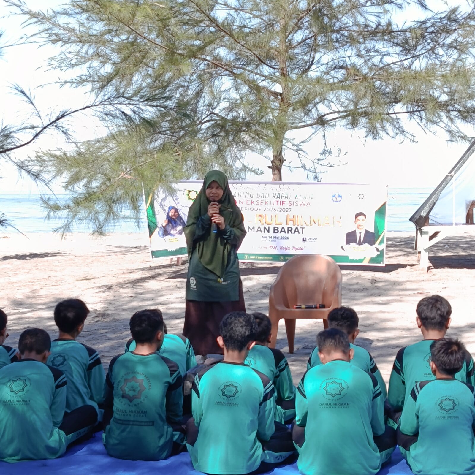 SMP IT Darul Hikmah Pasbar Gelar Upgrading dan Rapat Kerja BES Periode 2026–2027 di Pantai Sasak
