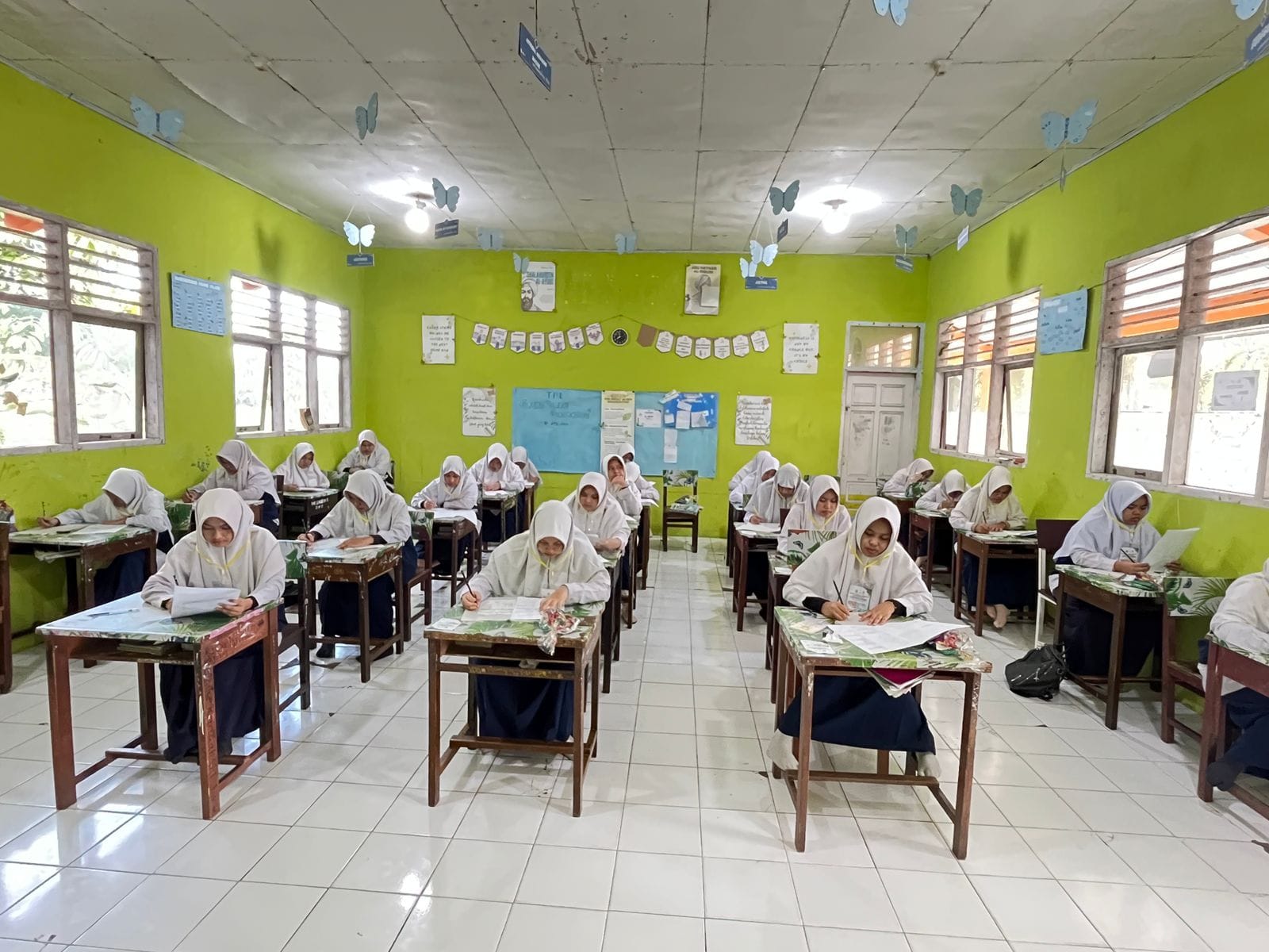 Santri Kelas 9 SMP IT Darul Hikmah Pasaman Barat Semangat Ikuti Ujian Akhir Sekolah Tahun Pelajaran 2025/2026