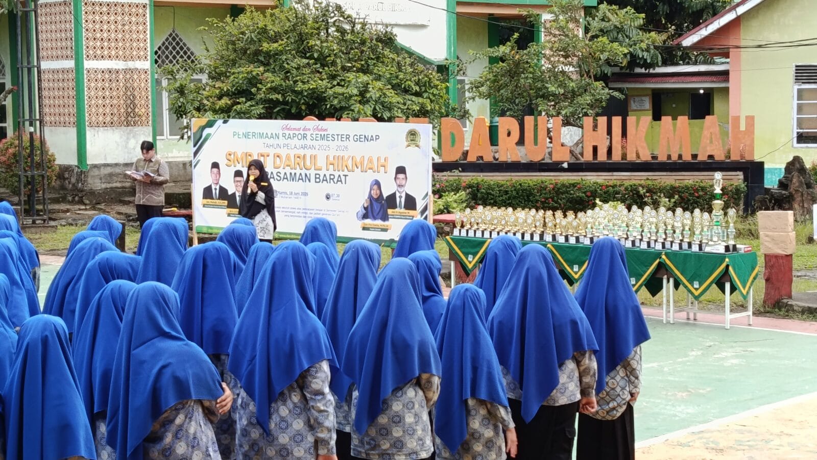 SMP IT Darul Hikmah Gelar Apel Gabungan, Penyerahan Hadiah Pemenang Class Meeting, Juara Kelas dan Rapor Santri Semester Genap 2025/2026