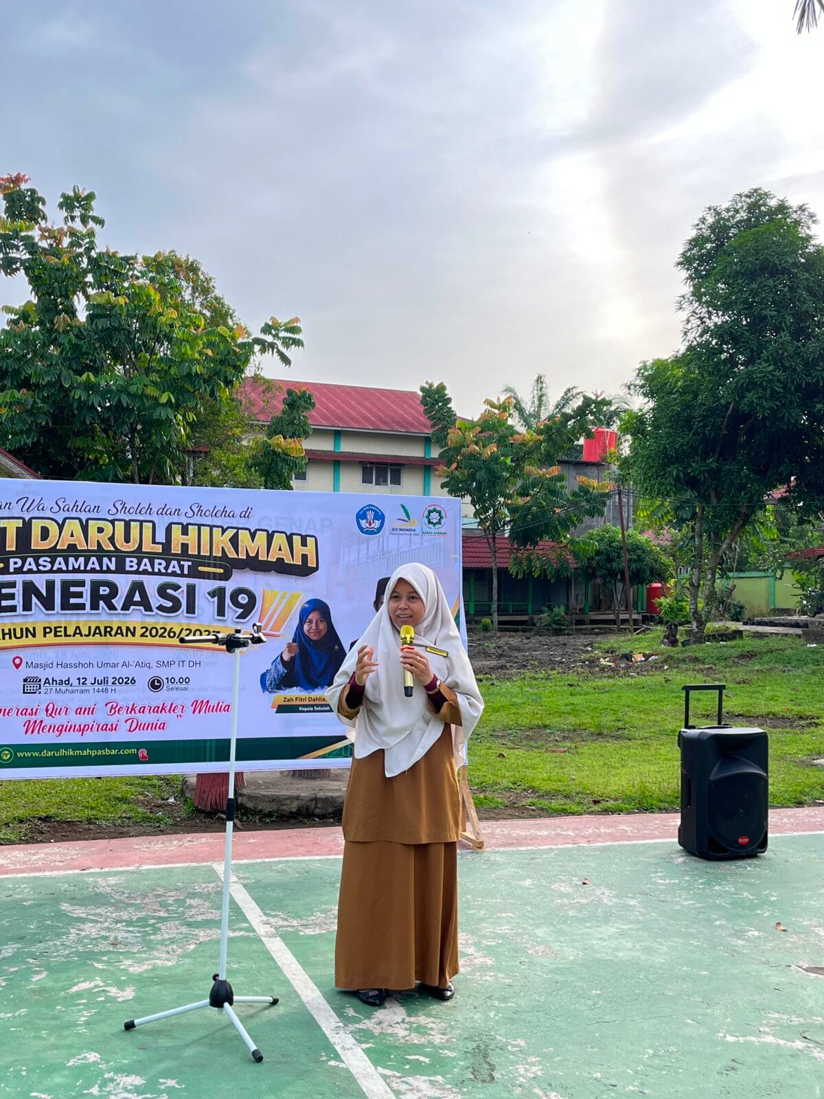 Kepala SMP IT Darul Hikmah Pasbar Buka Secara Resmi MPLS – Mukhoyyam Al-Qur’an Tahun Ajaran 2026/2027
