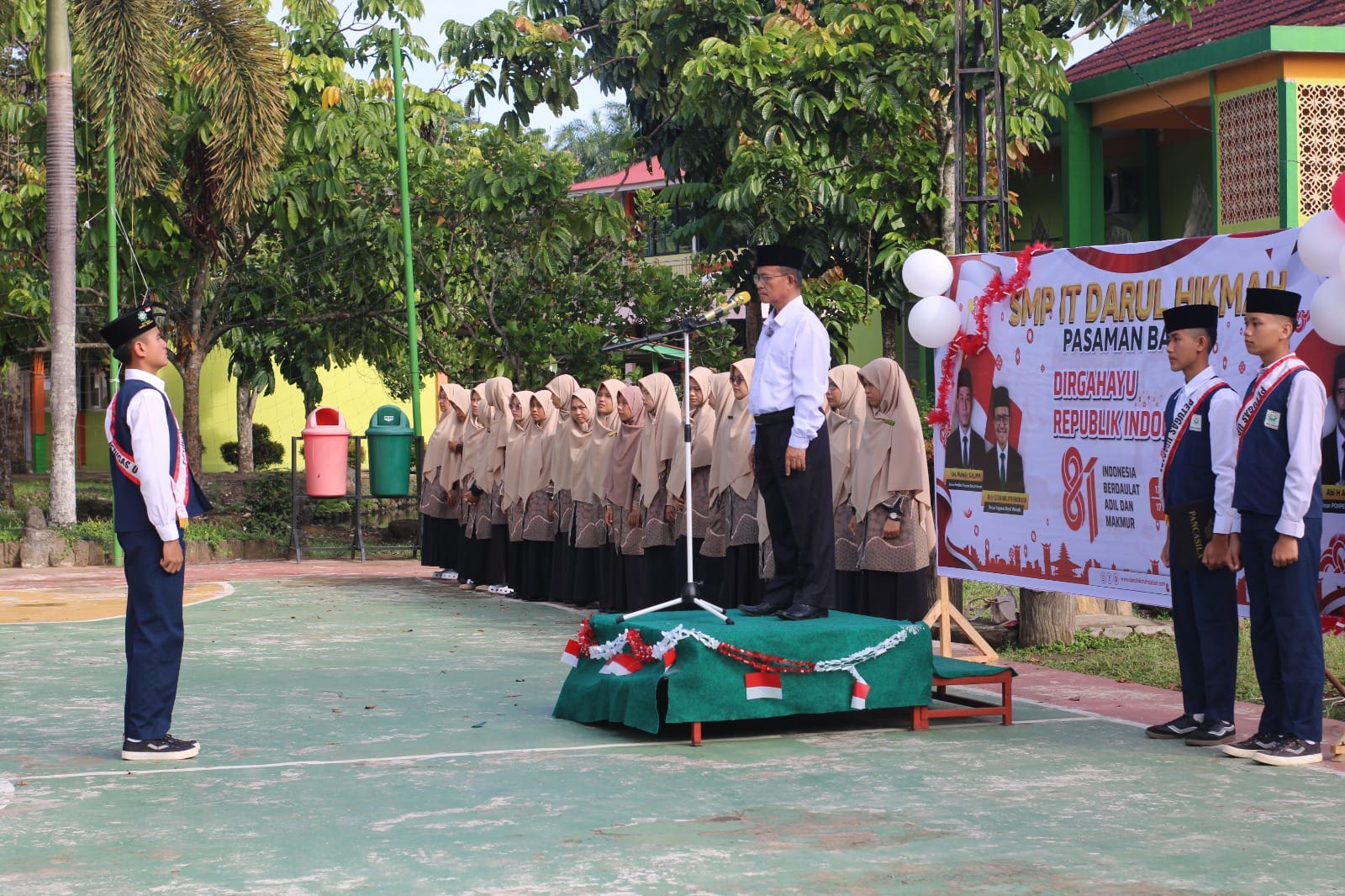 Ketua Yayasan Darul Hikmah Pasbar Jadi Inspektur Upacara HUT ke-81 Kemerdekaan RI di SMP IT DH