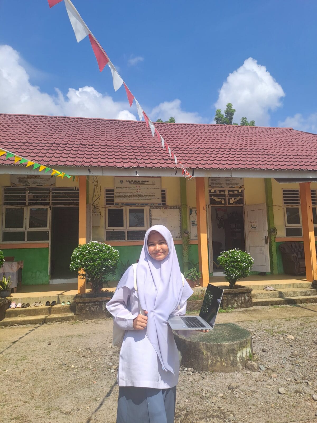 Profil Rhamadhona MS Santri SMA IT Darul Hikmah Pasbar Hafizah 16 Juz Al-Qur’an