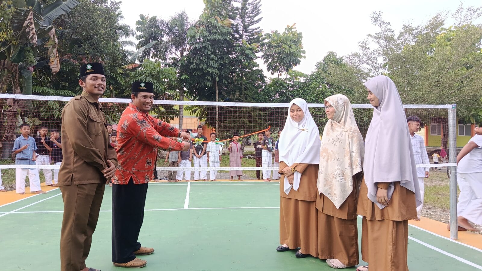 Kepala Sekretariat Darul Hikmah Pasbar Secara Resmi Buka Berbagai Fasilitas Lapangan Olahraga Baru di Depan Asrama Putra Ponpes/SMP IT DH