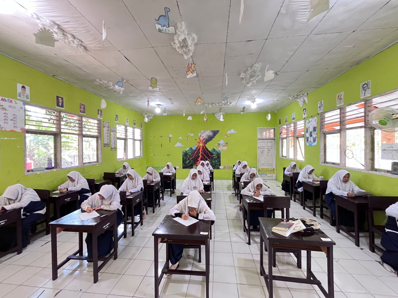 Hari Kedua Asesmen Sumatif Tengah Ganjil, Santri SMP IT Darul Hikmah Tetap Semangat Ikuti Ujian
